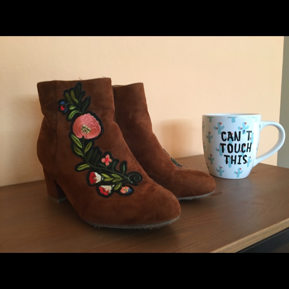 Cute floral& brown booties